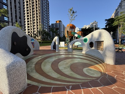 新工處將閒置空地重新打造為全齡休憩空間,土城公十七公園以「森林橡實」為主題,遊戲、運動、散步一次滿足。