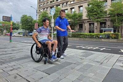 工務局長馮兆麟(右)與輪椅網球選手唐兆漢(左)實地走訪改善後的漢生東路人行道,拓寬的人行道阻礙減少,通行更安心。