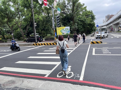 漢生東路人行道改善工程，設置庇護島，提高行人穿越道路的安全性。