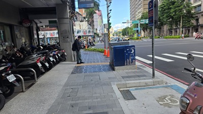 漢生東路人行道改善長度約940公尺,整合號誌、路樹及電箱等設施,形成寬約1.7公尺、全線連續不中斷的無障礙通行空間。圖為改善後。