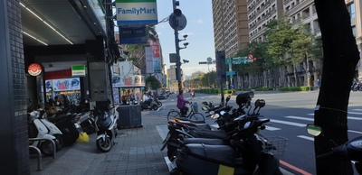 漢生東路人行道改善長度約940公尺,整合號誌、路樹及電箱等設施,形成寬約1.7公尺、全線連續不中斷的無障礙通行空間。圖為改善前。