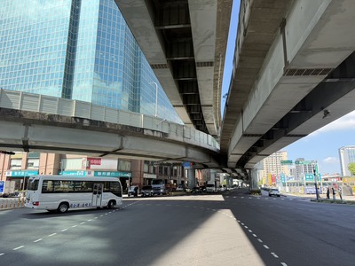 養工處辦理思源路跨越新北大道陸橋主梁吊裝作業,10月2日、3日夜間封閉新北大道二段及台1線下思源路匝道出口,籲請用路人提前改道。