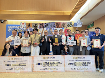 侯友宜市長(中)頒獎表揚115年度無障礙設施優良場所獲獎單位,並與獲獎醫院、社區及企業的代表合影,肯定其積極改善無障礙環境。