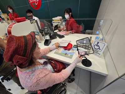 獲得佳作的台中商業銀行新店分行、中國信託商業銀行三峽分行,均設有無障礙服務櫃台,落實友善金融環境。