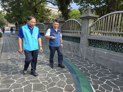 工務局長馮兆麟(右)與養工處長鄭立輝走訪體驗三溪國中通學廊道，感受寬敞友善的人行環境。