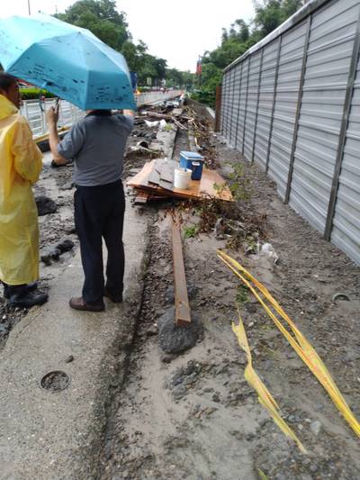 大雨沖刷汐止新台五路二段人行道工程土石，造成汐止部分地區積水