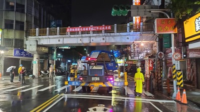 為養工處於22日深夜至23日清晨，整夜陰雨中，執行拆除板橋國光陸橋工程。