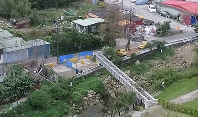 甲山林建設在汐止水源路二段旁違規搭設的管線橋照片