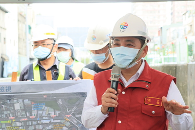 新北市長侯友宜督促施工團隊做好應變，確保颱風期間市民生命財產安全。