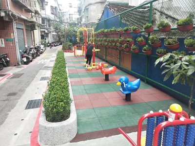 三重光興街旁國有地空地閒置雜亂,經養工處及區公所的努力,開闢為巷弄間的小公園。
