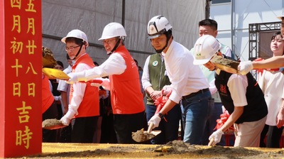 朱惕之副市長（右2）代表新北市政府參加國道1號五股及林口交流道改善工程動土儀式，並手持金鏟預祝工程圓滿順利進行。