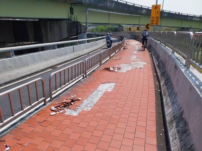 為提昇秀朗橋人行道鋪面品質,新北市政府養工處將於4月15日至6月13日針對中和往新店方向的人行道鋪面進行改善,請用路人多加留意。