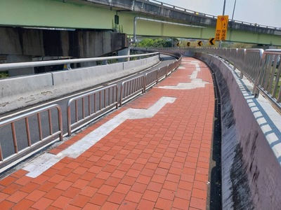 為提昇秀朗橋人行道鋪面品質,新北市政府養工處將於4月15日至6月13日封閉中和往新店方向的機車道,以及全天封閉往新店方向的人行道,請用路人多加留意。