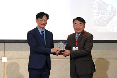 新北市共同管道、道路養護暨人行環境無障礙考評獲中央肯定,由工務局長馮兆麟(右)代表市府,接受內政部次長董建宏頒獎