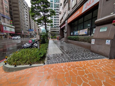 新北市道路維護及人行無障礙環境表現亮眼,在「民眾票選路段改善成果」項目,汐止區大同路二段榮獲全國第一名。