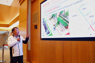 工務局長馮兆麟在市政會議以「新北建設向前行」為題進行專案報告,盤點各項公共建設成果,以及說明未來市政佈局的藍圖。