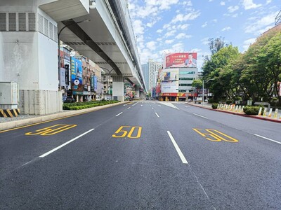養工處及各區公所基礎建設預算達52.75億元,其中專案道路經費為23.5億元,較今年增加改善道路銑鋪60公里。圖為板橋區文化路一段專案道路的完工照。