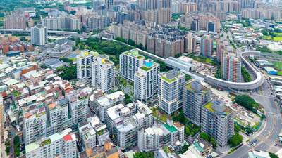 城鄉局「三峽國光段(二期)社宅」融合綠建築、通用設計與智慧社區理念,提供921戶社宅,並設置托老、托育及庇護工場,建構全齡友善環境,獲得第25屆公共工程金質獎特優。