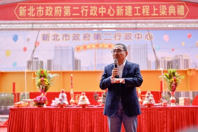 侯友宜市長出席第二行政中心上梁典禮,期許施工團隊朝明年底完工目標邁進。