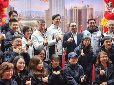 侯友宜市長(後排右三)與朱惕之副市長(後排右四)、劉和然副市長(後排右二),以及工務局長馮兆麟(後排右五)等人出席上梁典禮,並與施工團隊合影留念。