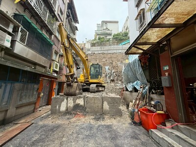 新店區錦秀、碧瑤社區間擋土牆遭逢大雨侵襲而坍塌,影響鄰近民宅,市府團隊全力搶修,逐漸發揮穩定邊坡功能。