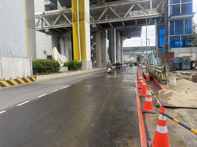 市府徹夜搶修與提前部署交通疏導,完成清整路面後,五工路於今日中午1時全線恢復通行。