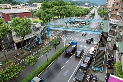 養工處辦理三峽區中正陸橋拆除工程,將於6月26至27日夜間封路進行大梁及墩柱拆除吊離作業,提醒用路人提前改道。