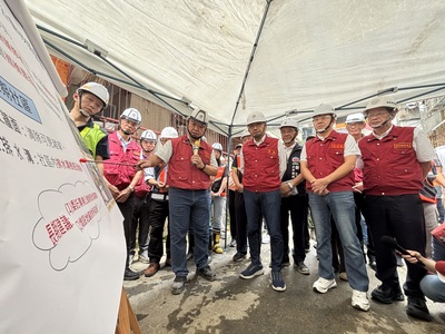 侯友宜市長(右五)今日前往新店區錦秀、碧瑤社區視察邊坡搶災工程,並聽取簡報。