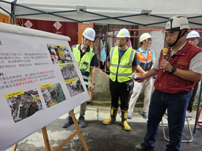 工務局長馮兆麟(右一)簡報說明新店錦秀、碧瑤社邊坡擋土牆搶災工程進度。