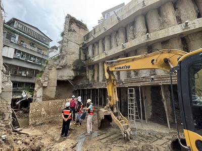 養工處採排樁、預力地錨、坡面加固及排水改善等工法,持續進行搶災工程。