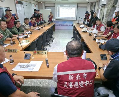 侯友宜市長聽取烏來區防颱整備工作,確認人力、機具及物資均部署到位,全力守護家園。