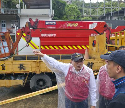 侯友宜市長(左一)視察烏來區公所搶災機具預置情形與防颱整備工作。