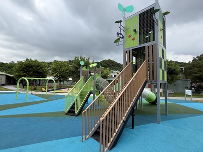 育德公園新增多功能溜滑梯、盪鞦韆,結合既有遊具,讓遊戲空間更加多元。
