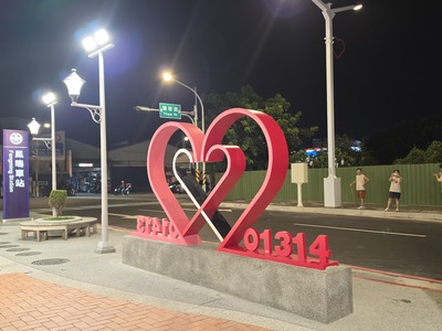 養工處辦理鳳一路人行道改善工程,將路燈編號「201314」結合愛心街道家具,猶如浪漫的城市彩蛋,也成為一大特色打卡亮點。