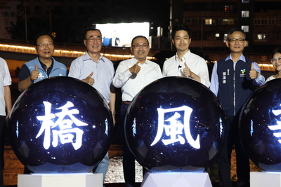 侯友宜市長(左三)、蔣萬安市長(左四)出席川端橋啟用典禮,曾參與修復工程的前副市長李四川(左二)也到場見證,象徵雙北合作讓歷史橋梁重獲新生。