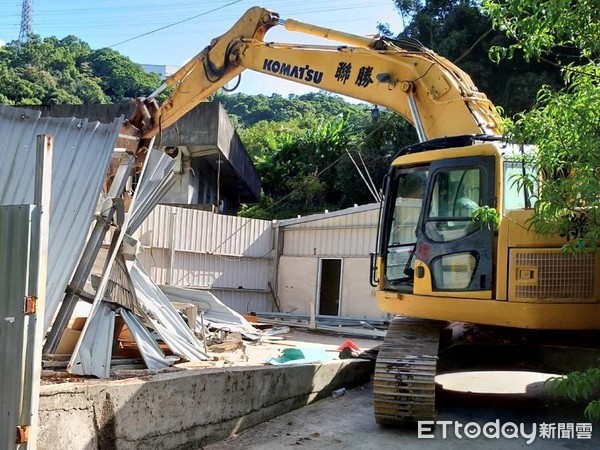 蘆洲加蓋鐵皮暗藏職業大賭場　新北市公安稽查強制拆除