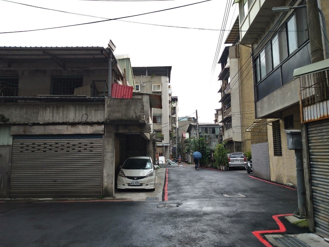 永和區文化路因佔用道路用地搭建違建，嚴重影響人車及救災車的出入。