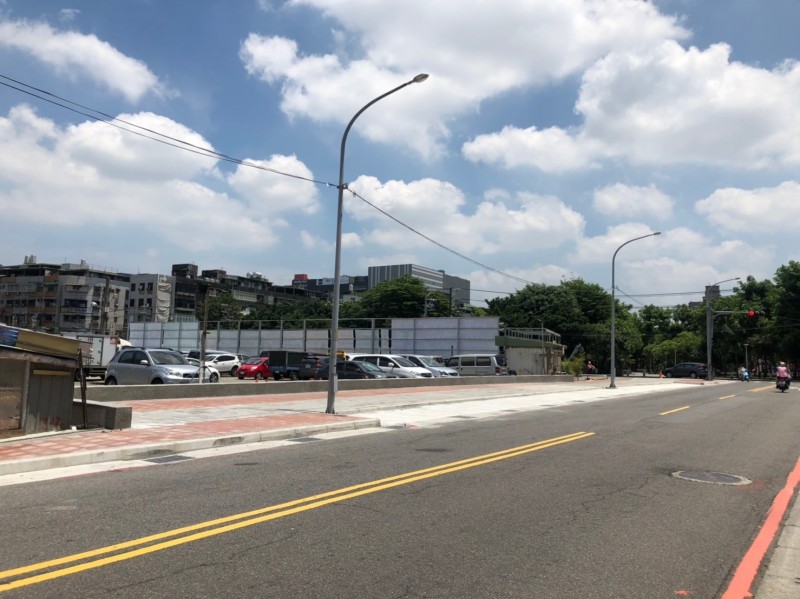 新北市政府強制收回公有地，並闢設人行步道。（工務局提供）