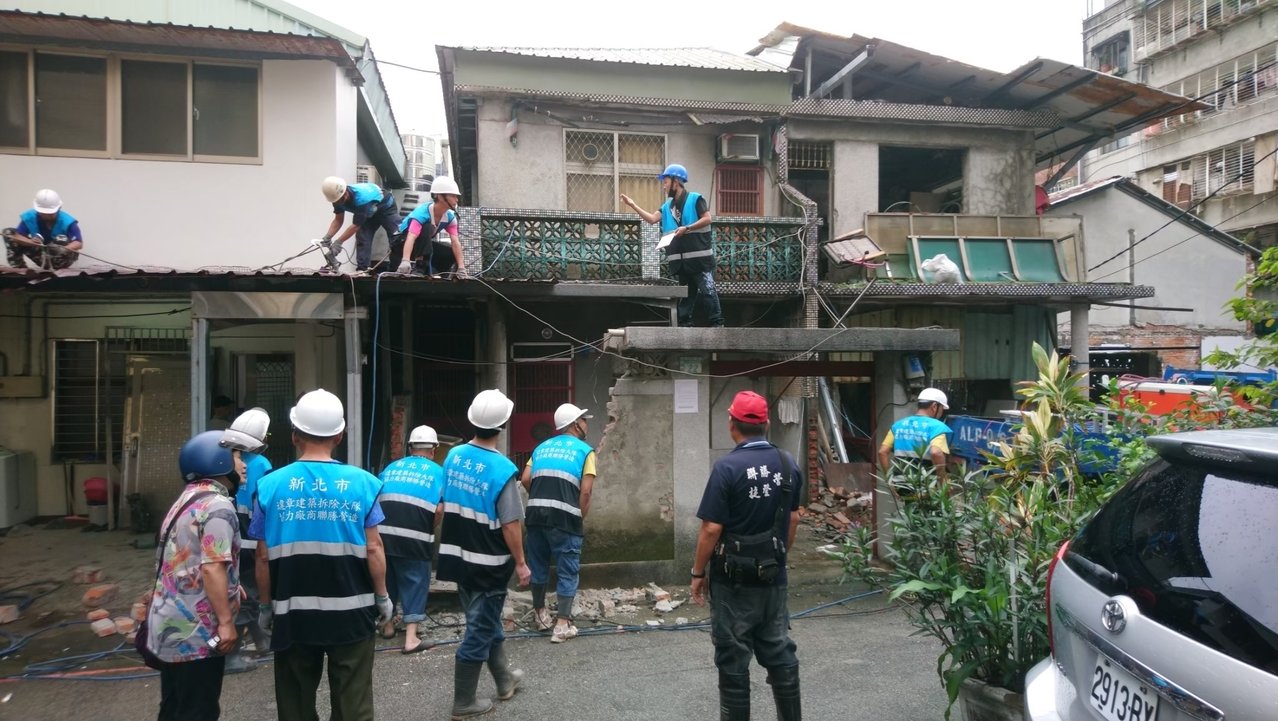 永和區文化路因佔用道路用地搭建違建，拆除大隊於今年5月強制拆除，並進行道路拓寬。圖／新北市工務局提供