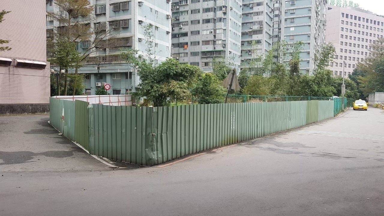汐止建成路公有地長期被佔用搭建鐵皮屋並圍地耕作，今年4月依法強制取締回收。圖／新北市工務局提供