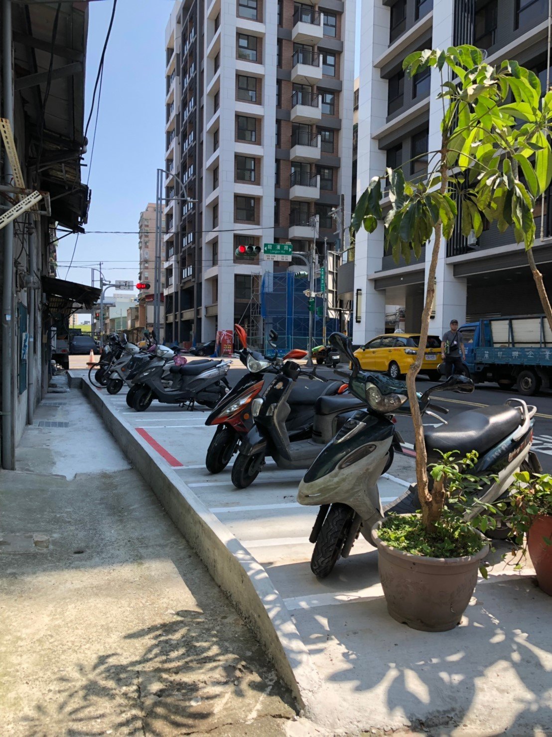 三重區長榮路公有地遭佔用並建蓋鐵皮屋，今年9月依法拆除違建後，改建成19格機車停車格