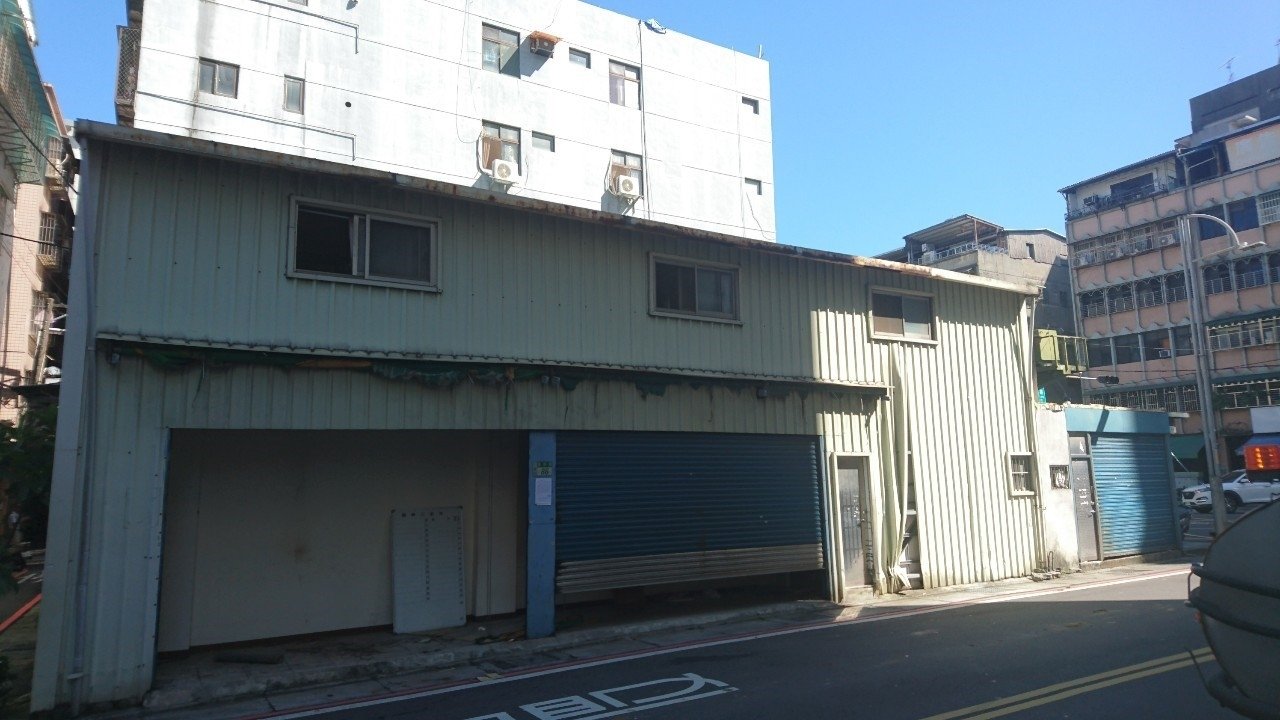 三重區長榮路公有地遭佔用並建蓋鐵皮屋，今年9月依法拆除違建後，改建成19格機車停車格。圖／新北市工務局提供