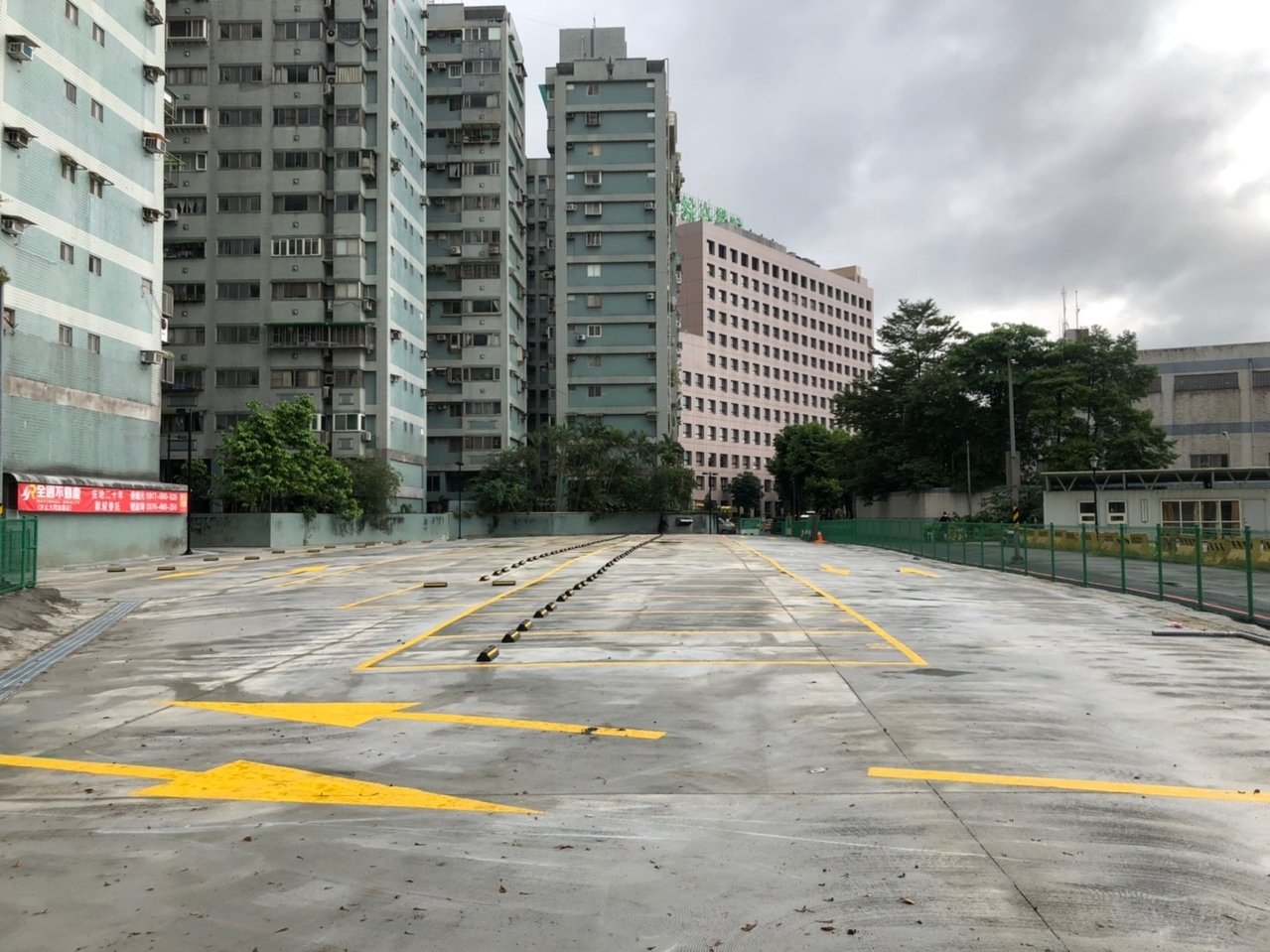 汐止建成路公有地今年4月依法強制取締回收，並改建成有61格汽車停車格的停車場。圖／新北市工務局提供