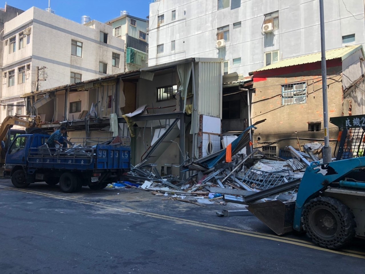 三重區長榮路公有地遭佔用，並建蓋2層樓鐵皮屋作為私人居住，今年9月被拆除。圖／新北市工務局提供